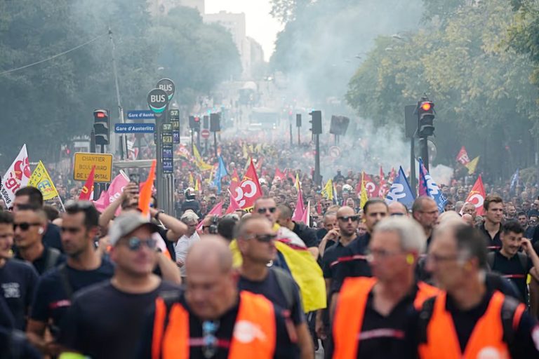 LES MANIFESTANTS DENONCENT LE GEL DU POINT D&rsquo;INDICE SUR FOND D&rsquo;INQUIETUDES CROISSANTES : Des milliers de fonctionnaires protestent en France