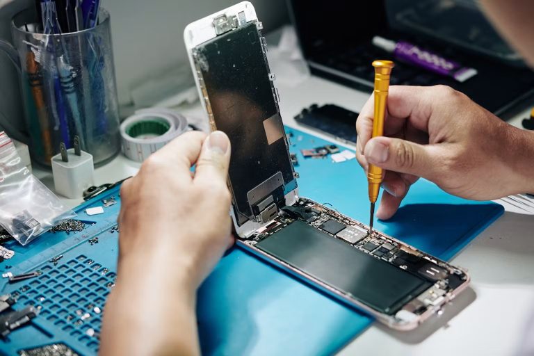 INSFP d&rsquo;Es Sénia (Oran ) : Une nouvelle formation dédiée à l&rsquo;assemblage de smartphones